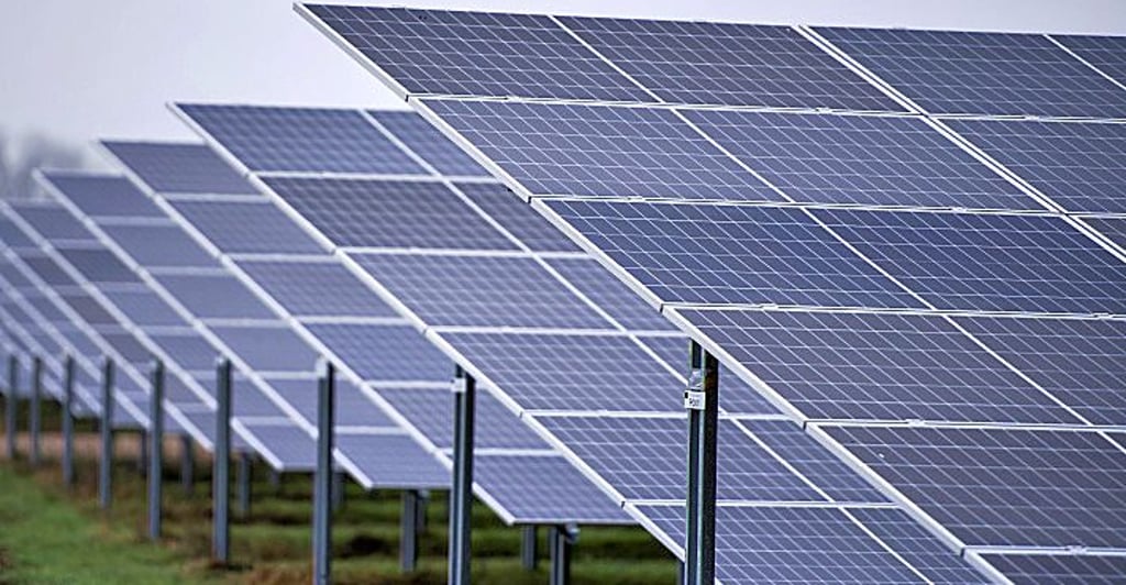 Ein Investor möchte an den Sohlener Bergen Solarmodule wie diese aufstellen. Doch wenn es nach der Verwaltung und zwei Ausschüssen des Stadtrats geht, gibt es dafür keine Genehmigung.