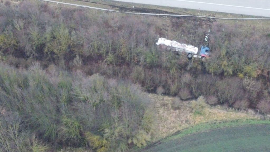 Der Lkw ist von der A14 abgekommen und eine Böschung heruntergestürzt.