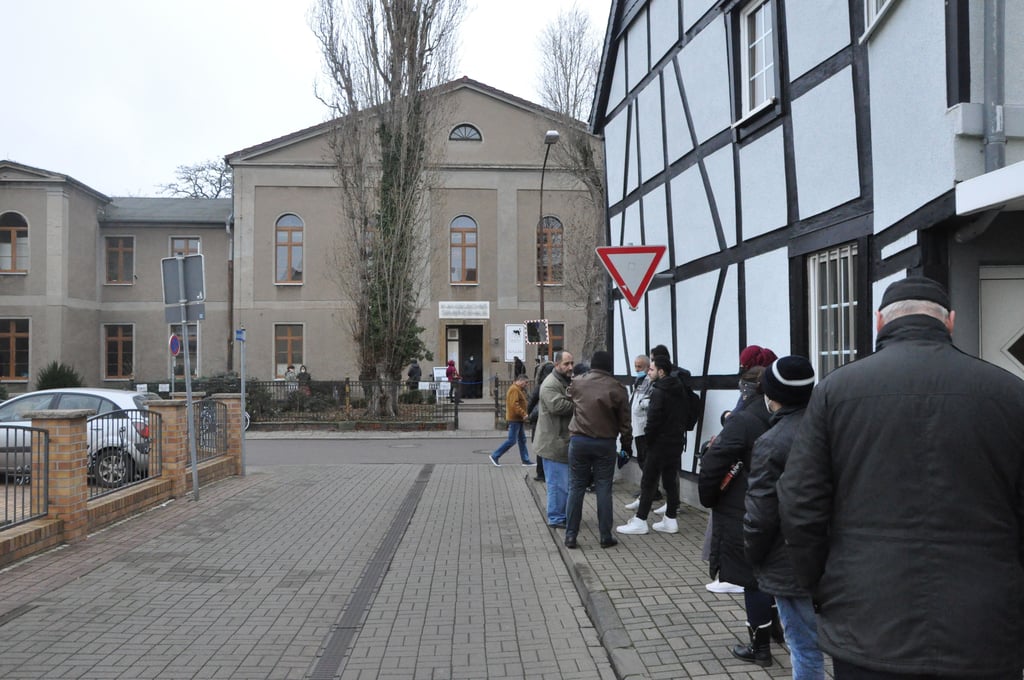 Die Warteschlange vor der Tafel im Gemeindehaus an der Grünstraße in Burg zieht sich bis in die Kesselstraße, Abstände müssen gewahrt sein.