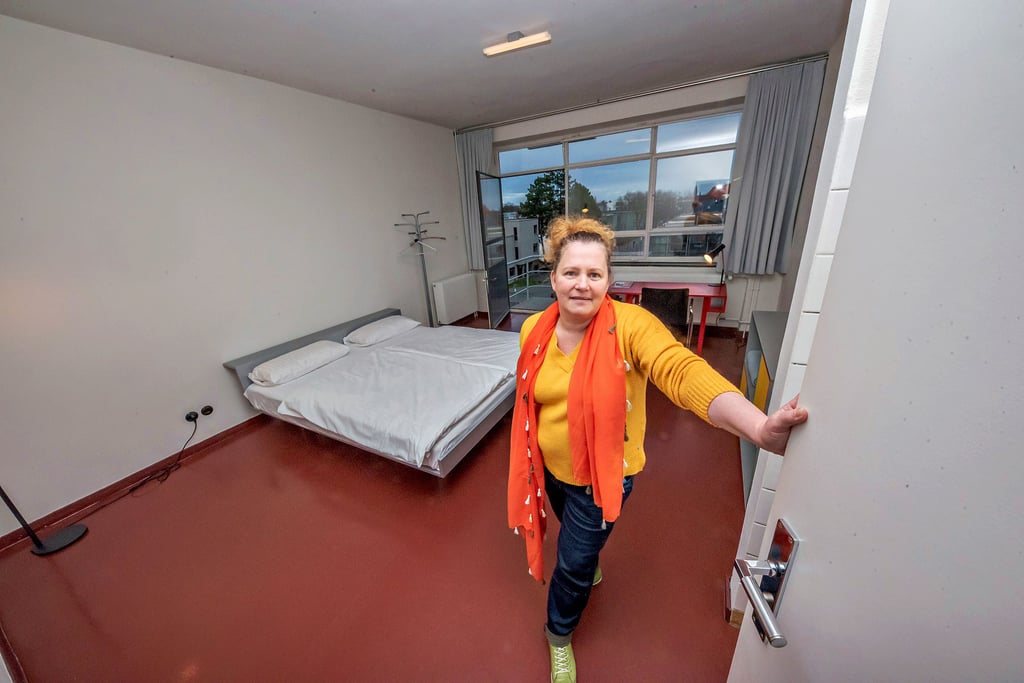 Diana Schmidt ist für die Vermietung im Prellerhaus zuständig. „Mehr Bauhaus geht nicht“, sagt sie zur Übernachtungsmöglichkeit.