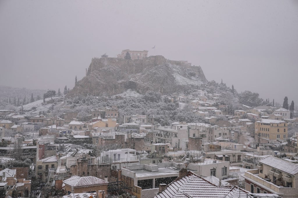 Blick bei Schneefall auf den Parthenon-Tempel. Wegen starker Schneefälle sind in Griechenland an mehreren Orten Flüge ausgefallen.