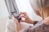 Derzeit versuchen Betrüger vor allem am Telefon, an sensible Daten von Rentnerinnen und Rentnern zu kommen.