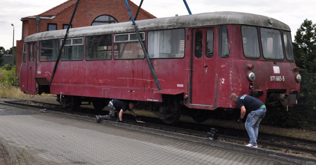 Seit dem Sommer 2020 bereiten die Mitglieder des Bürgerbahnhofs Güsen in Genthin eine Ferkeltaxe auf.