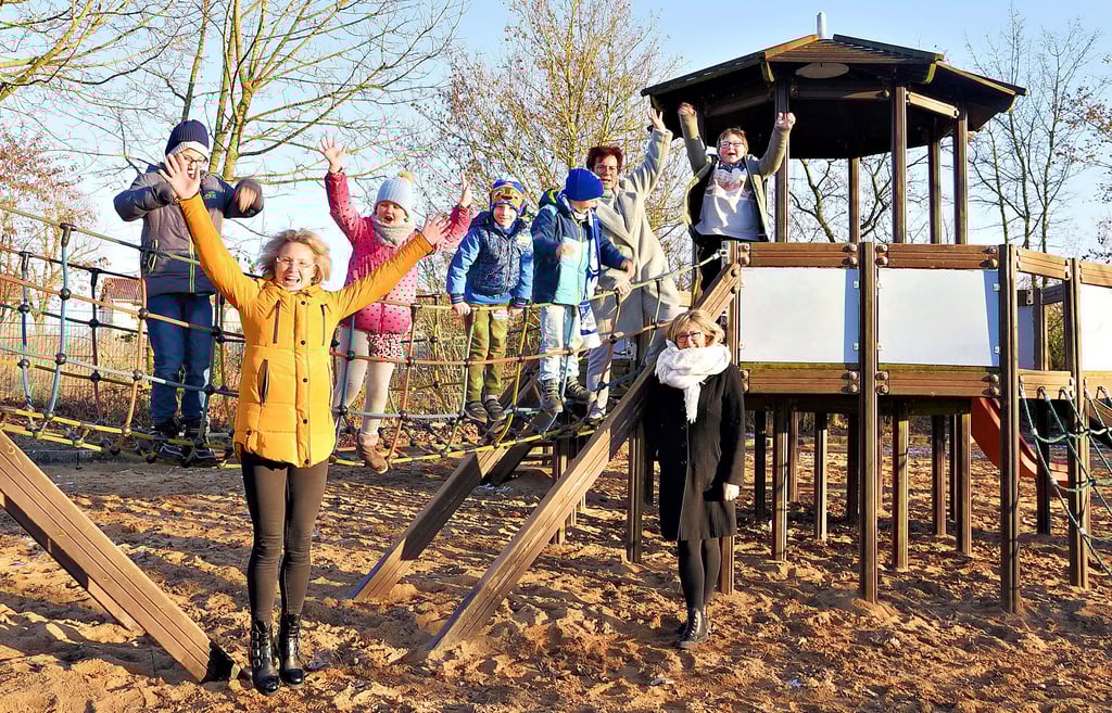 Kathrin Tschiedel (hinten) leitet die Tagesgruppe im „Haus Regenbogen“ in Osternienburg. Zum Team gehören außerdem Simone Bretschneider (vorn links) und Antje Osterland. 16 Kinder und Jugendliche werden betreut. Hier zu sehen sind Kinder der Gruppe II.