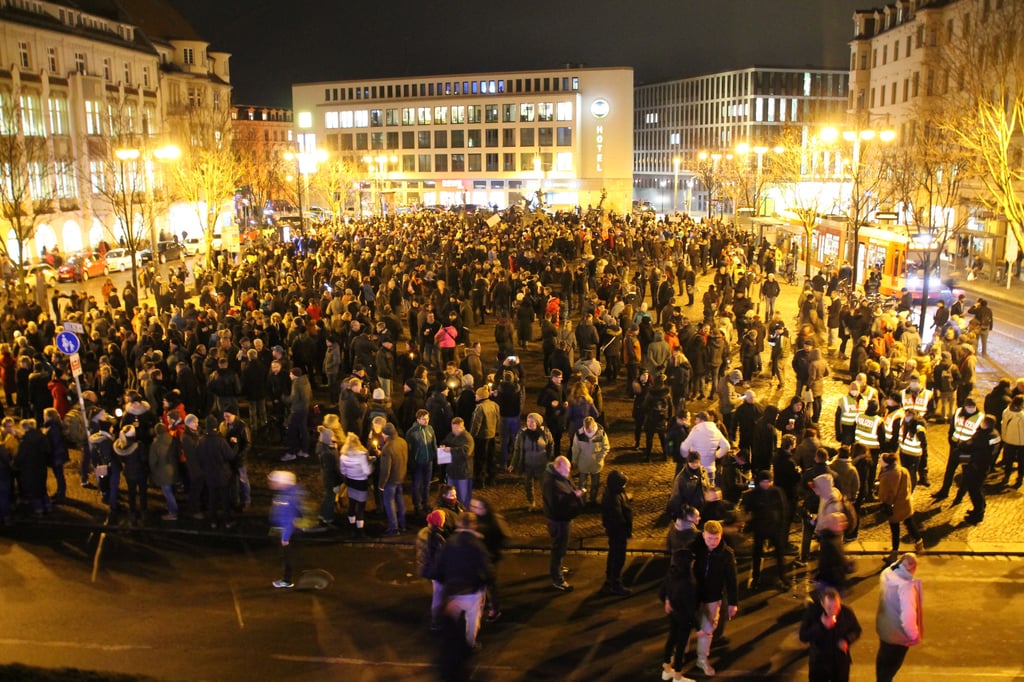 Auch am Montagabend protestierten wieder über 2.000 Kritiker der Corona-Politik in Halle.
