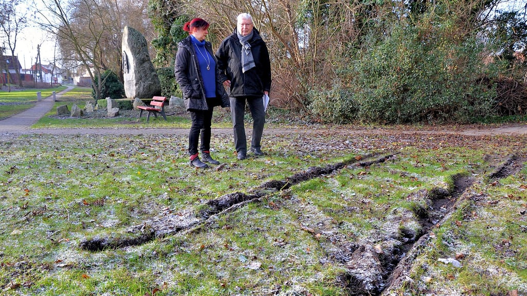 Die stellvertretende Bürgermeisterin der Gemeinde Sülzetal, Jeannette Willborn (r.), und Kluba ärgern sich über die tiefen Reifenspuren am Schill-Denkmal in Langenweddingen.