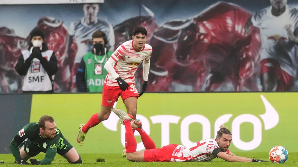 Best man standing: Novoa (M) profitiert vom Zweikampf zwischen Kollege Kampl (r.) und Wolfsburgs Arnold