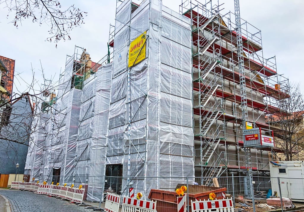 Komplett hinter Gerüst und Planen verschwunden: das denkmalgeschützte Gebäude des Kaiserhofs, in und an dem Sicherungsarbeiten erfolgen.