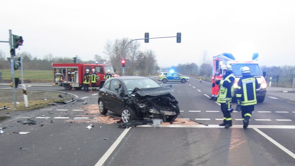 Ein schwerer Unfall ereignete sich am Dienstagmorgen auf der B188 im Landkreis Stendal. Drei Menschen wurden dabei verletzt.