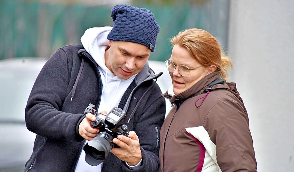Thomas Meyer bespricht mit Stefanie Rückauf die Aufnahmen.