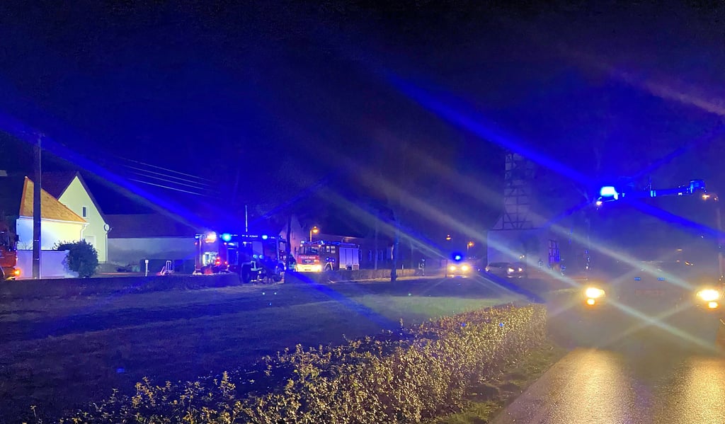 In Steinsdorf brannte es am Dienstag in einem Holzhäuschen auf einem Privatgrundstück. Zahlreiche Feuerwehrfahrzeuge rückten an.