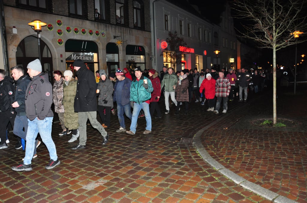 In Gardelegen versammelten sich rund 170 Menschen, um anschließend bei einem sogenannten Spaziergang gegen die Corona-Maßnahmen zu demonstrieren.