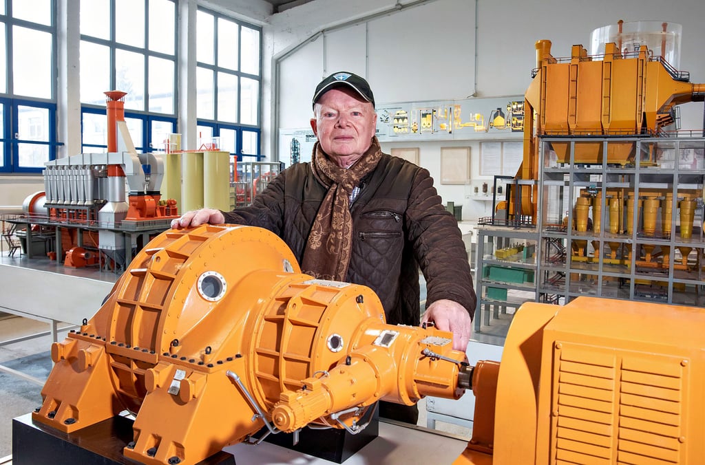 Im Technikmuseum zeigt Roland Bissot ein Modell des Getriebes wie es im Zemnetwerk Dubai als Neuentwicklung zum Einsatz kam.
