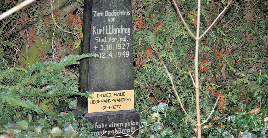 Auf dem Friedhof in Biere erinnert ein Grab an das Wirken der Familie Hegemann-Wandrey in Biere.