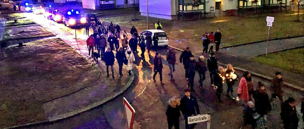 Polizei wie auch Kreisordnungsamt begleiten Kritiker der Corona-Politik am 22. Januar auf der Hoppestraße in Salzwedel. Unter die Teilnehmer mischen sich auch Bewohner des Landkreises Lüchow-Dannenberg.