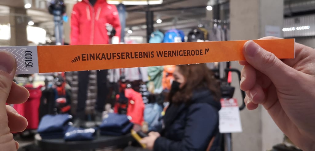 Bunte Bändchen, die das Einkaufen in Wernigerode erleichtern: Statt in jedem Laden den Impf- und Personalausweis zücken zu müssen, reicht es, wenn Kunden die bunten Bänder an ihrem Handgelenk vorzeigen. Diese sind unter anderem in verschiedenen Geschäften in Wernigerode erhältlich und zwei Wochen lang gültig.