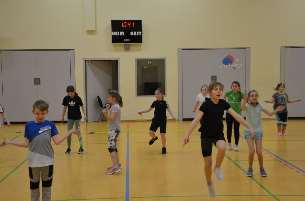 Mädchen und Jungen der 3. und 4. Klasse hatten Spaß beim Seilspringen.