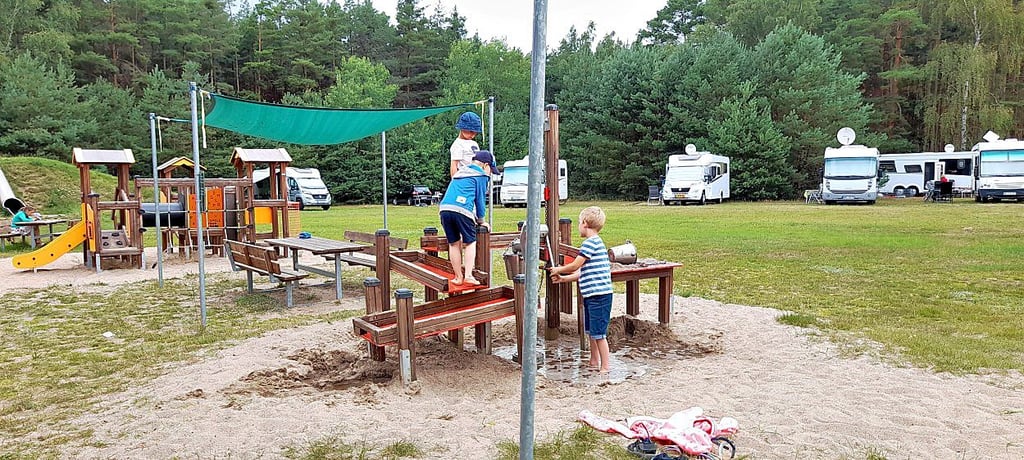 Stellplatz für Wohnmobile: Auch ohne Fördermittel wurde in unmittelbarer Nähe zum Elberadweg in den Tourismus investiert.