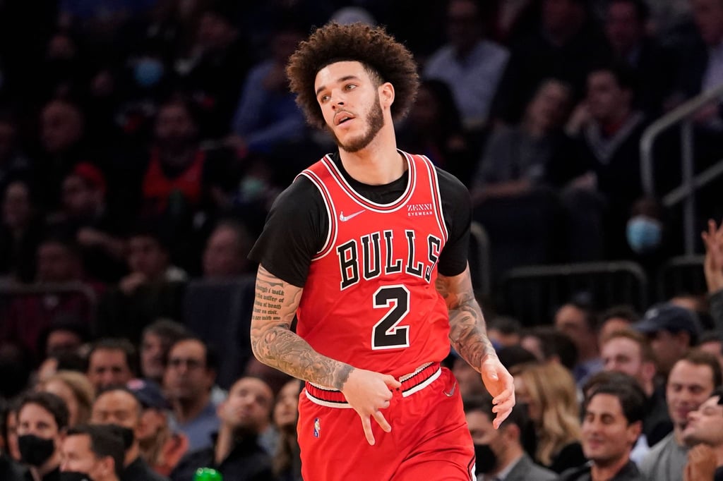 Lonzo Ball von den Chicago Bulls fällt mit Knieproblemen länger aus.