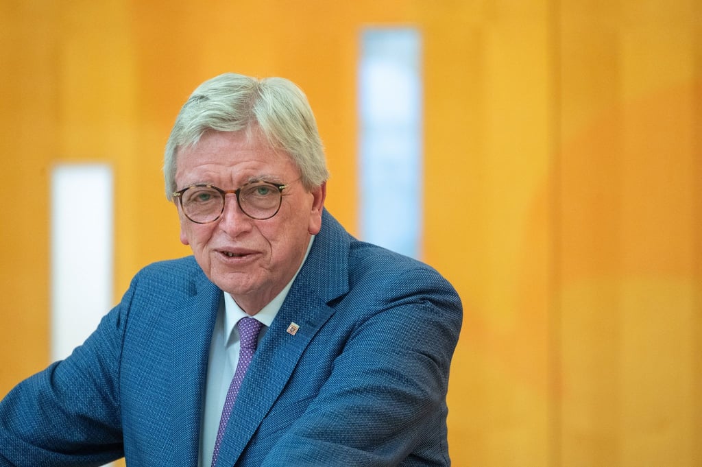 Hessens Ministerpräsident Volker Bouffier (CDU) spricht bei einer Landtagssitzung.
