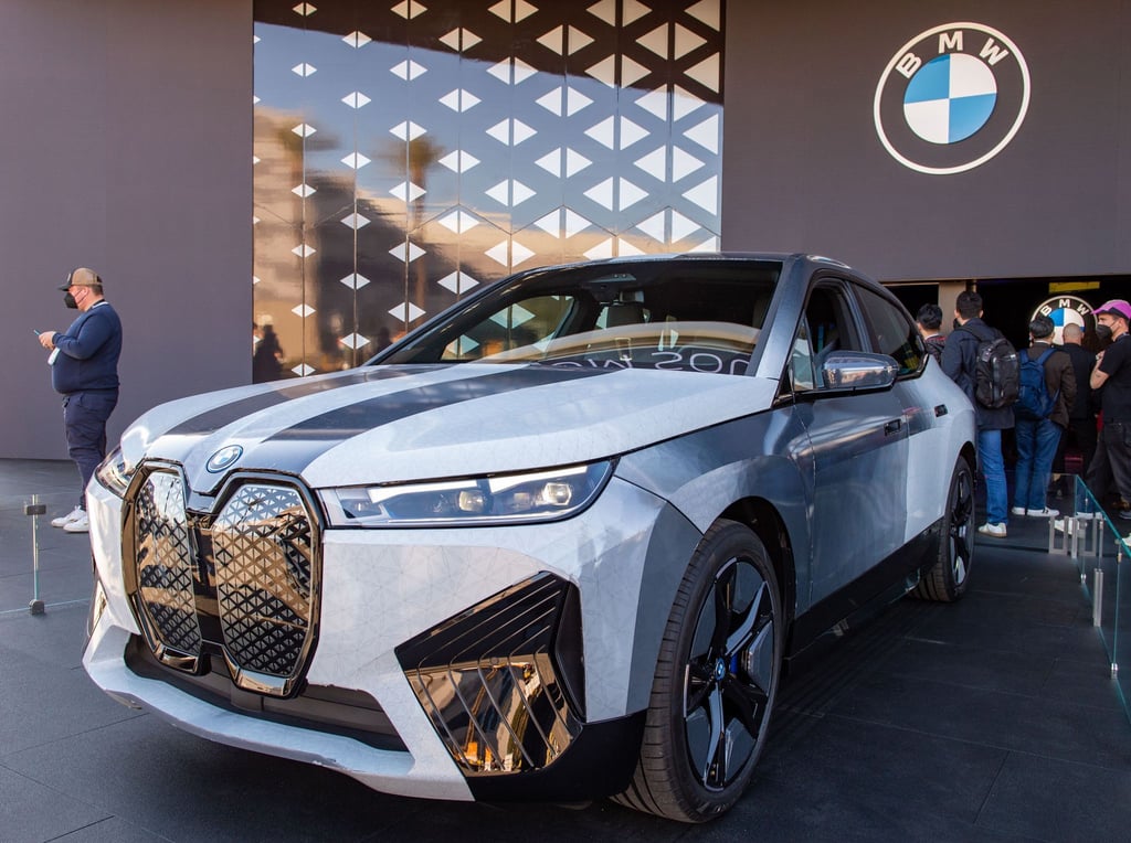 Der BMW iX Flow steht wechselt die Farbe zwischen Weiß und Dunkelgrau.
