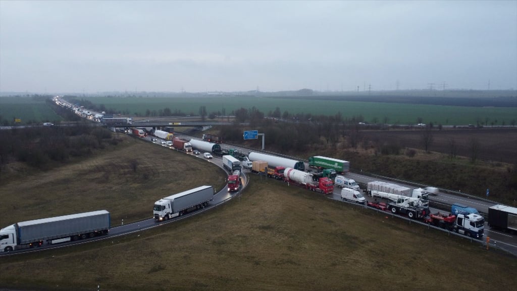Die A14 war bei Schönebeck nach einem Gefahrgut-Unfall lange gesperrt.