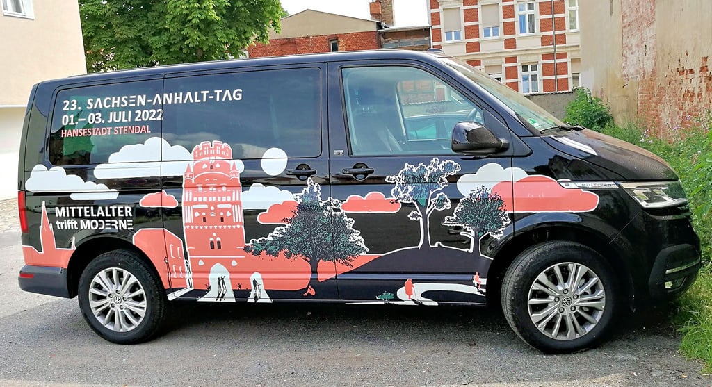 Mit einem Fahrzeug der Stadt fahren die Festorganisatoren Werbung.