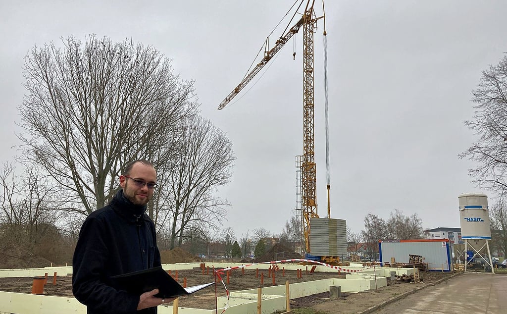 Fabian Biastoch vom Pflegeanbieter Humanas am Magdeburger Bruno-Taut-Ring, wo Reihenhäuser mit Zweiraumwohnungen entstehen. Die Wohnungen sollen zum Oktober 2022 bezugsfertig sein.