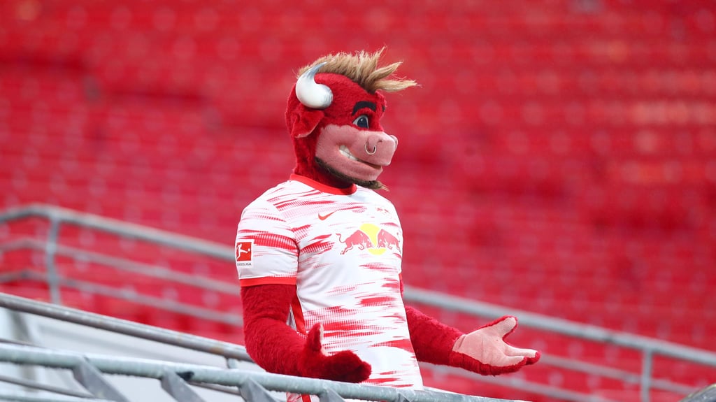 RB Maskottchen Bulli steht einsam in der weitgehend leeren Red Bull Arena.