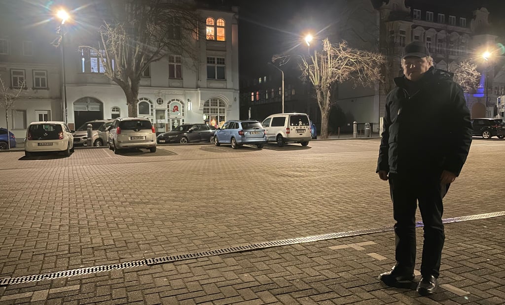 Jens Vogler, zuständiger Fachbereichsleiter für Recht und Ordnung, während einer Kontrolle auf dem Rolandplatz.