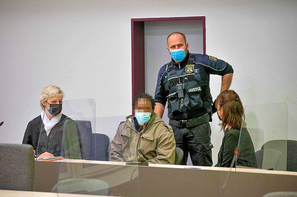 Der Angeklagte vor dem Landgericht in Dessau.