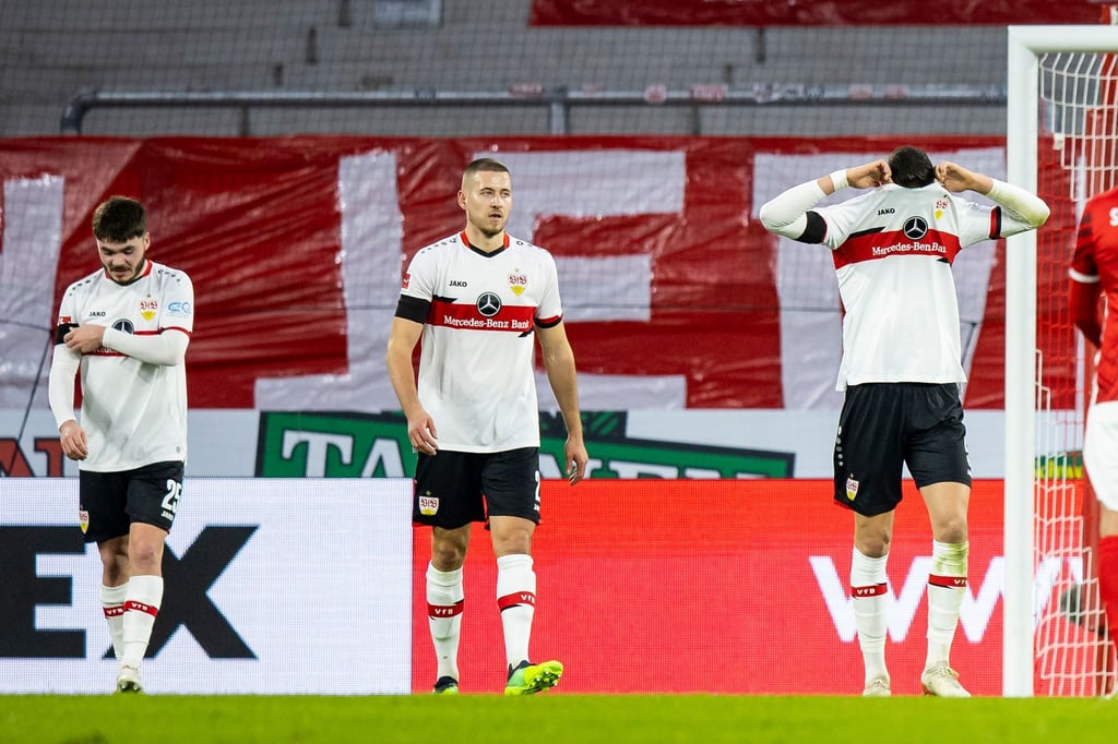 Nach dem Abpfiff hadern die Spieler des VfB Stuttgart mit dem Spielverlauf.