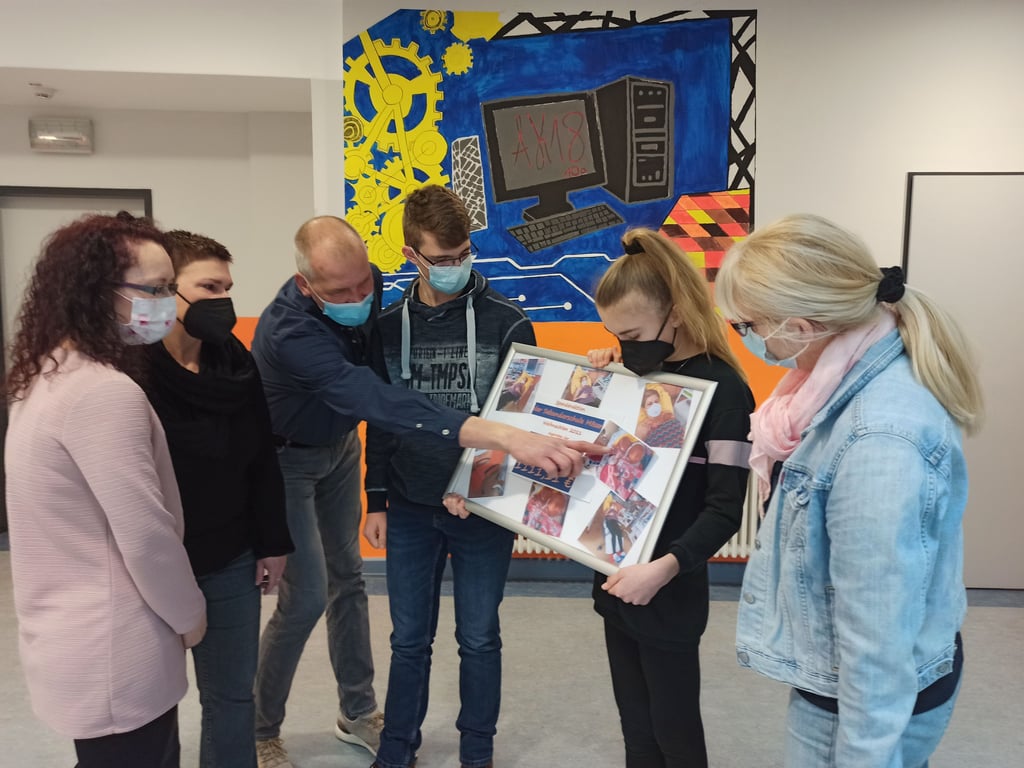 Gina Besecke und Ina Dannenberg, Schwestern der Intensivstation für Frühchen an der Uniklinik Magdeburg, Lehrer Maik Zimmermann, Schülersprecher Jan Vorsprach, Schülerin Mia Fricke und Schulleiterin Simone Kießling (v.l.n.r.) im Gespräch.