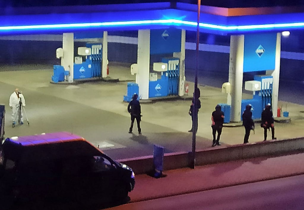 Ein Angestellter der Tankstelle ist in Idar-Oberstein in Rheinland-Pfalz von einem mit einer Pistole bewaffneten Mann erschossen worden.