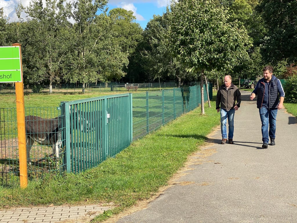 Tiearzt Markus Steffens und Ortsvorsteher Marco Radke wollten bereits im Spätherbst 2021 alles tun, damit der Wildpark Weißewarte bei Tangerhütte erhalten bleibt.