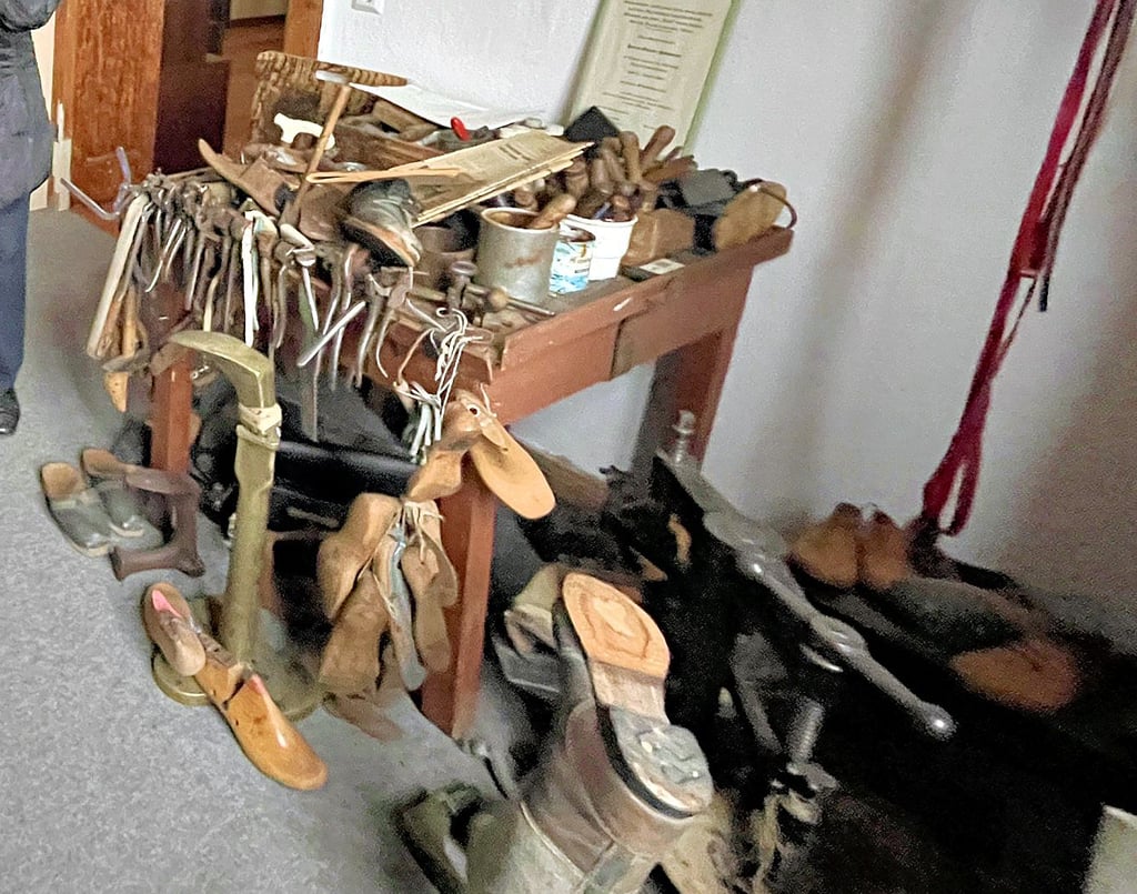 Exponate aus der Werkstatt des früheren Schuhmachermeisters Günter Hohmann aus Wörmlitz.