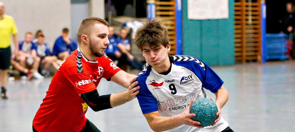 Halberstadts Robert Huber (links) und Quedlinburgs Ryan Hilgendorf trafen im Derby vor gut einer Wochen aufeinander. Halberstadt hatte das Spiel gewonnen. Am Wochenende unterlagen beide Mannschaften.
