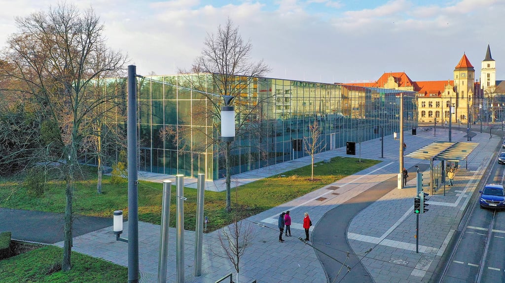 Das Bauhaus-Museum am Stadtpark prägt das Bild der Kavalierstraße in Dessau. 2019, nur wenige Monate vor dem weltweiten Ausbruch von Corona, wurde es eröffnet. Die Pandemie macht es dem Museum schwer.