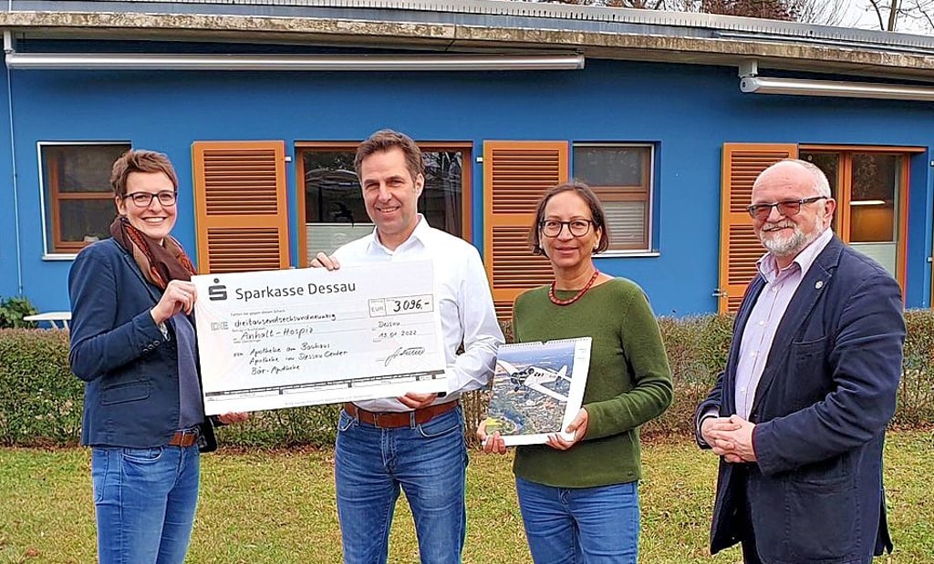 Die Dessauer Apotheker Martin Grünthal und Sabine Karius-Jedamczik (Mitte) übergeben den Scheck für die Anhaltische Hospiz- und Palliativgesellschaft an Einrichtungskoordinatorin Jeannette Weigang (l.) und Geschäftsführer Johannes Koschig (r.).