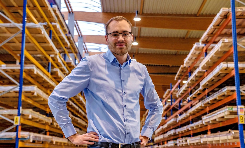 David Möbius, Geschäftsführer der Alumeco GmbH, steht in einer der Coswiger Lagerhallen in der Roßlauer Straße.