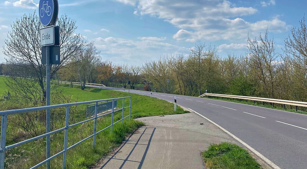 Der Radweg aus Richtung Gröningen endet an der Grenze zum Landkreis Harz. Das könnte sich im kommenden Jahr ändern.