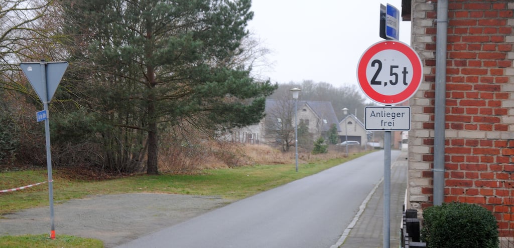 Für die Durchfahrt von Müllfahrzeugen hat die Gemeinde in der Straße An der Bahn in Apenburg extra ein "Anlieger frei"-Schild unter der Tonnagebegrenzung anbringen lassen.