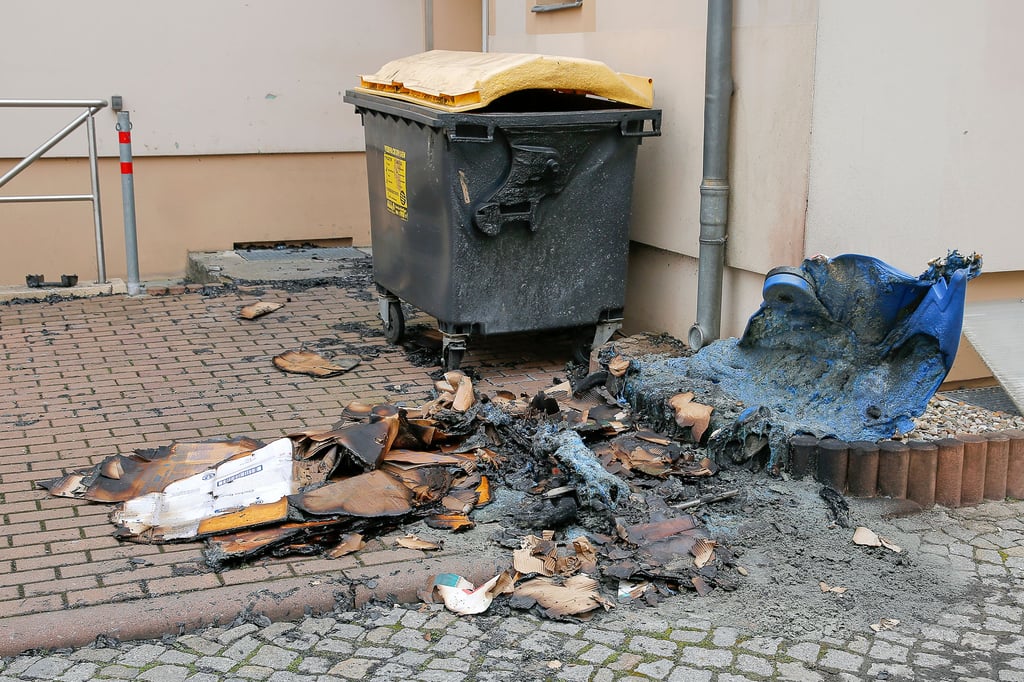 Erneut standen in Merseburg diverse Müllcontainer in Flammen. Diesmal in der Weißenfelser Straße. Dieses Bild stammt von einem Feuer in der Lauchstädter Straße.