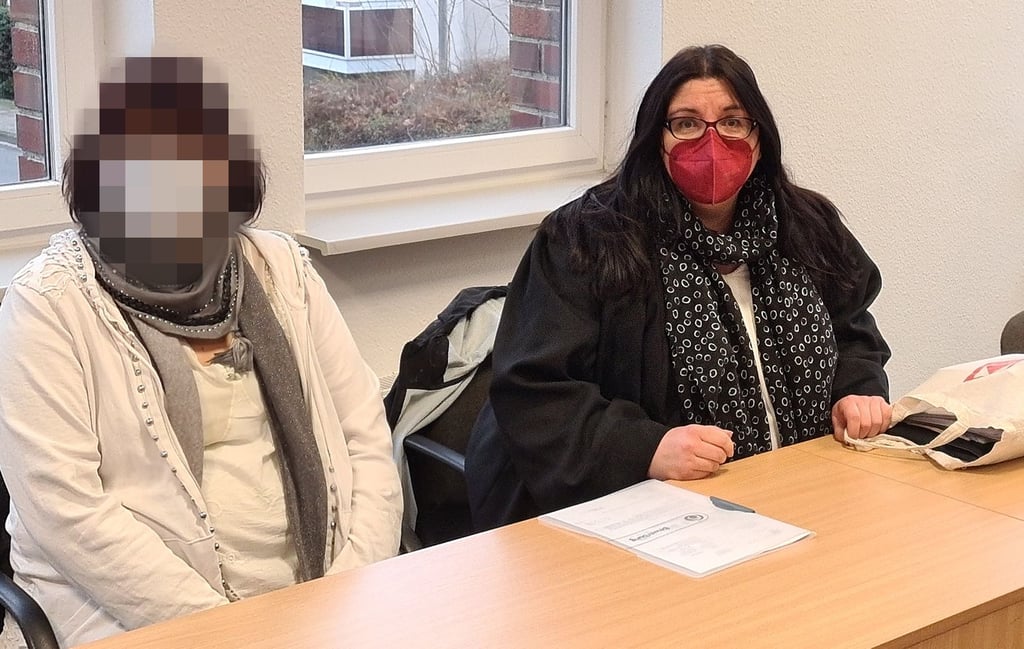 Die Angeklagte Anett R. (l.) mit ihrer Strafverteidigerin Nadine Kanis vorm Prozessauftakt am Zerbster Amtsgericht.