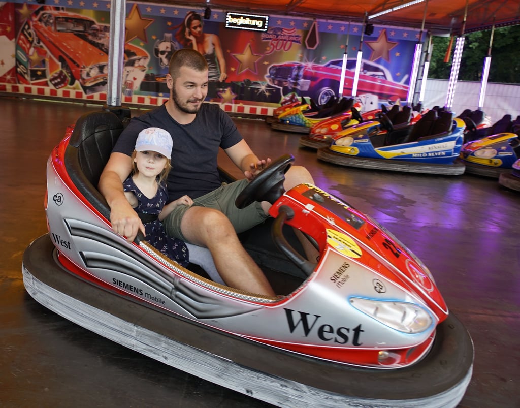Vater und Tochter im Autoscooter auf dem Biederitzer Rummel auf der Kantorwiese im August 2021.