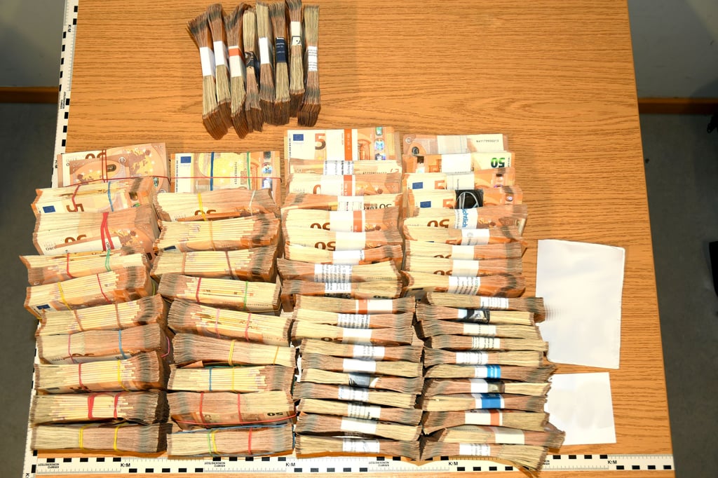 Die Polizei stellte bei Hausdurchsuchungen in Halle insgesamt 750.000 Euro Bargeld sicher.