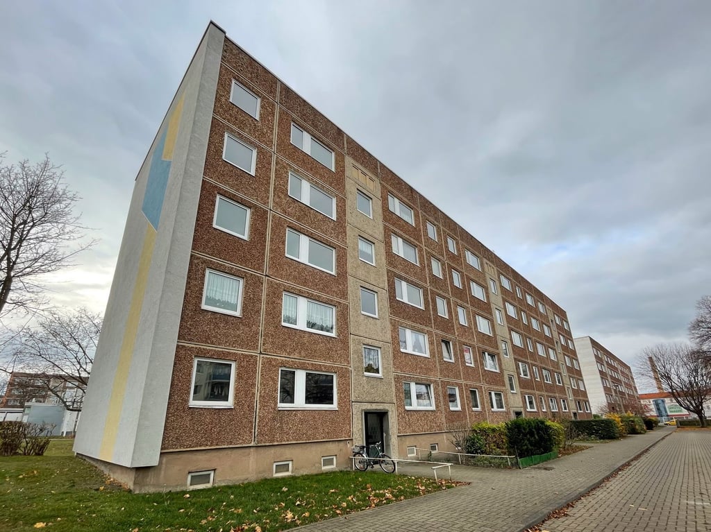 Mit diesem Plattenbau geht es los. Die Halberstädter Wohnungsgesellschaft HaWoGe will nicht nur an diesem Gebäude im Hermann-Matern-Ring die oberen zwei Etagen abtragen lassen.
