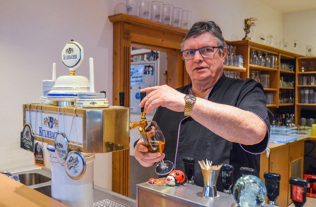 Der Chef zapft persönlich: Peter Kurth aus Nonnewitz ist der neue Betreiber vom Hotel am Platz in Hohenmölsen.