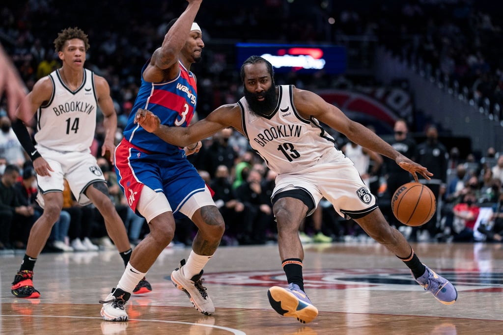Brooklyn-Superstar James Harden (r) während der Partie gegen die Washington Wizards.