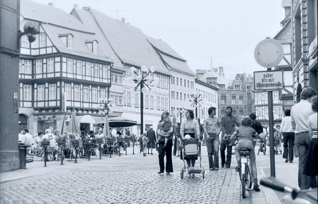 In der Szene aus dem „Augenzeugen“-Bericht „Quedlinburg - Mittelalterliche Stadt im Harz“ von 1979 ist der Quedlinburger Markt zu sehen.